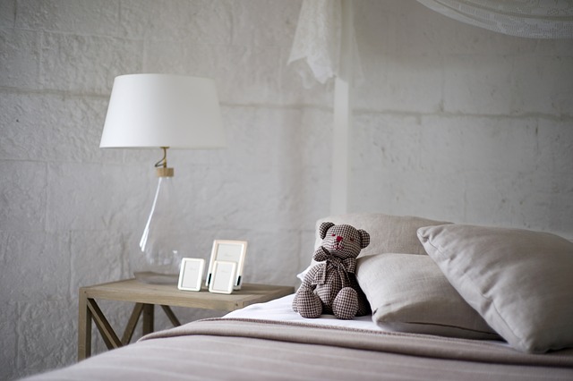 teddy bear v posteli