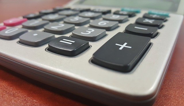 Kalkulačka na stole
