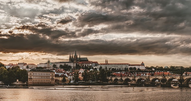 Praha pod zataženou oblohou.jpg