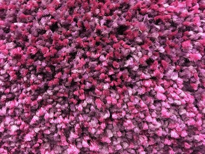 fialový koberec