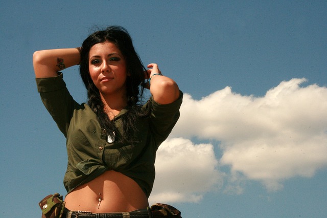 dívka ve vojenském oblečení